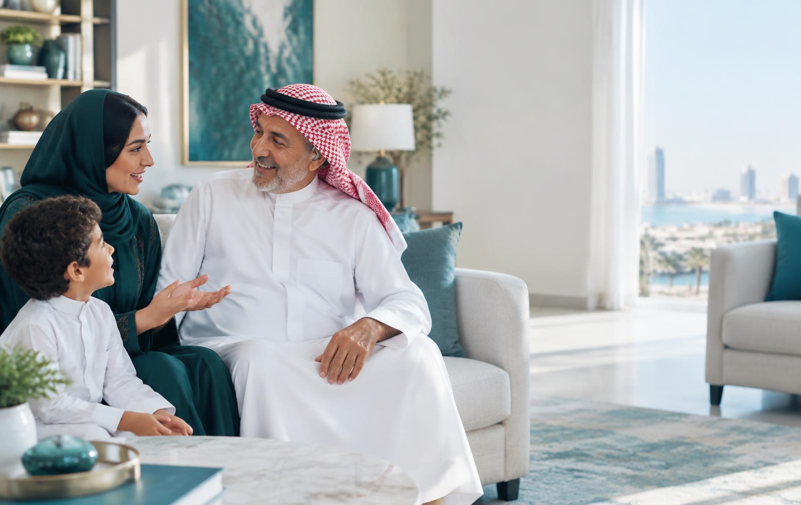 رجل سعودي يرتدي سماعة أذن طبية ويتحدث مع عائلته